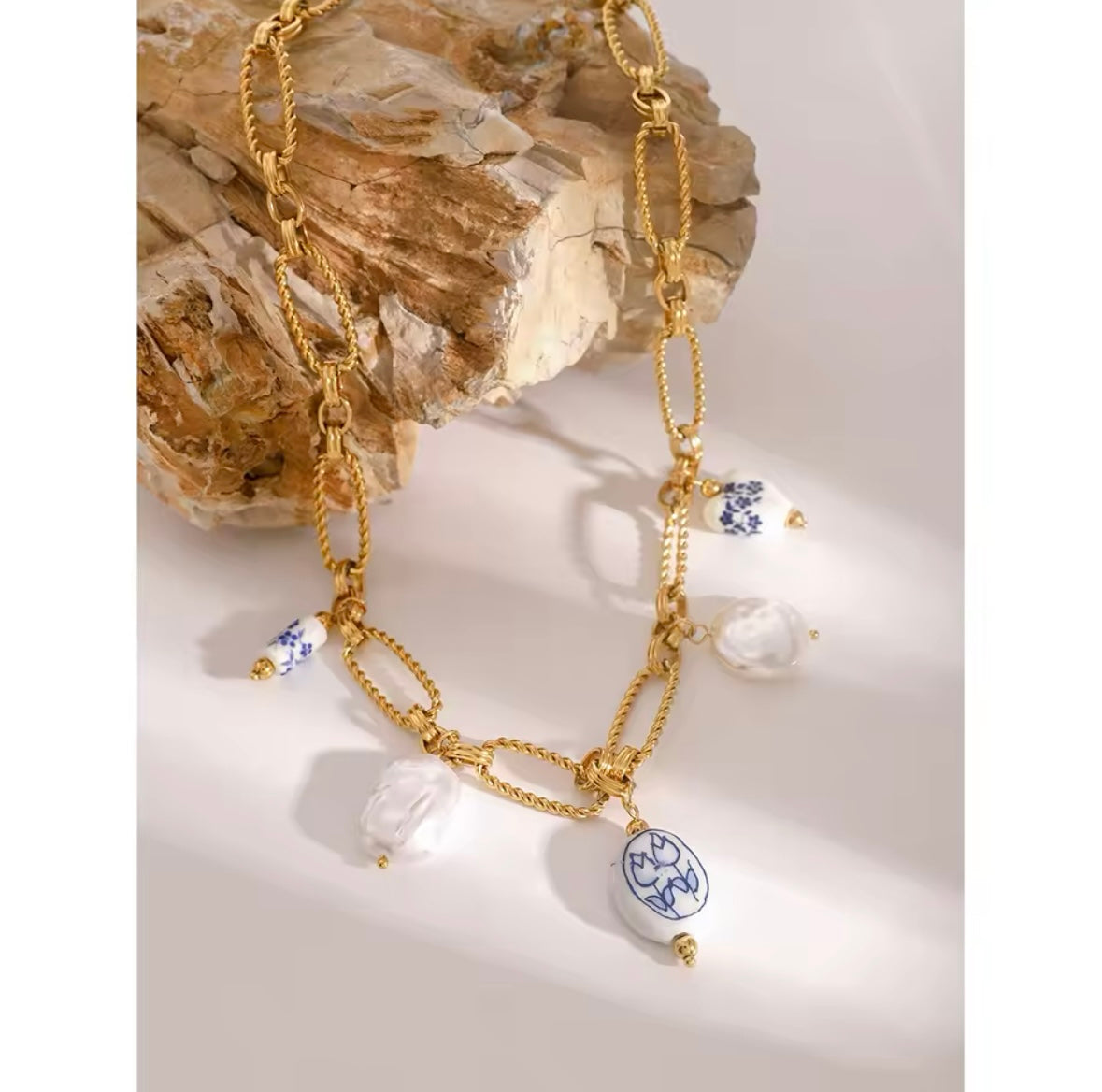 Collier Pendentif en Perles ABS en Acier Inoxydable Doré – Élégance et Brillance