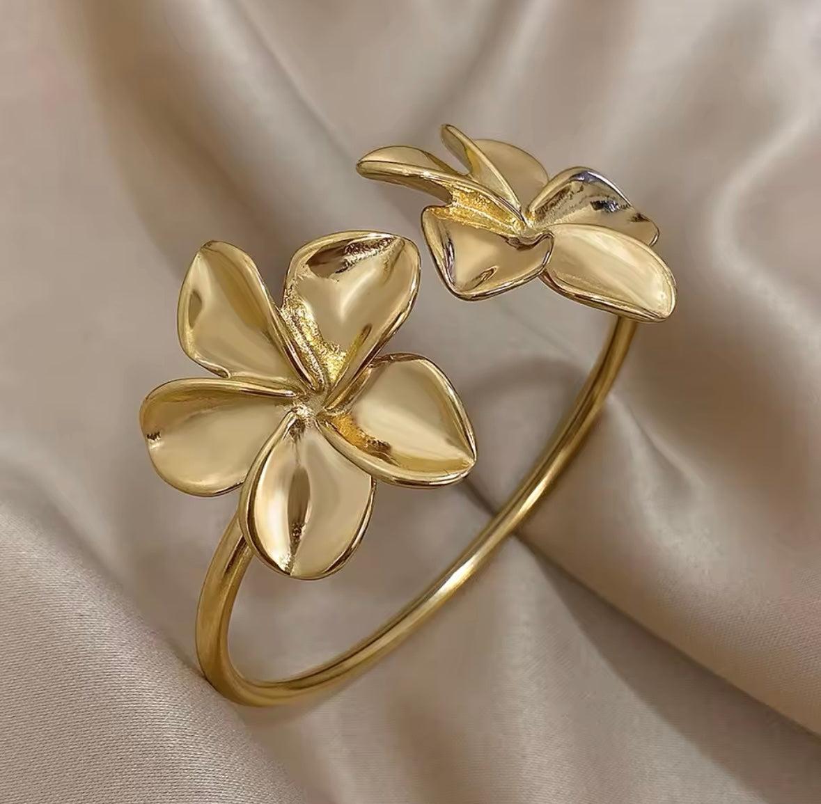 Bracelet Manchette Double Fleur en Acier Inoxydable – Bijou Élégant et Imperméable pour Femme
