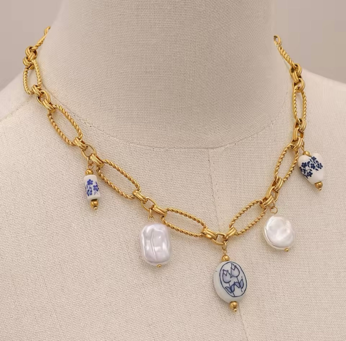 Collier Pendentif en Perles ABS en Acier Inoxydable Doré – Élégance et Brillance