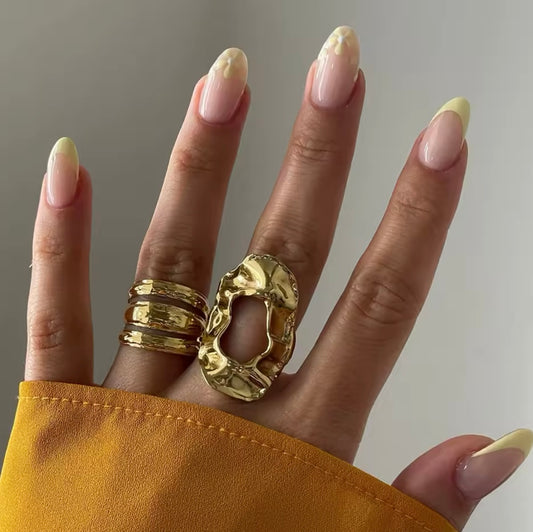 Bague Creuse Martelée Irrégulière – Rétro, Empilable, Plaqué Or 18 Carats – Bijou Chic et Élégant