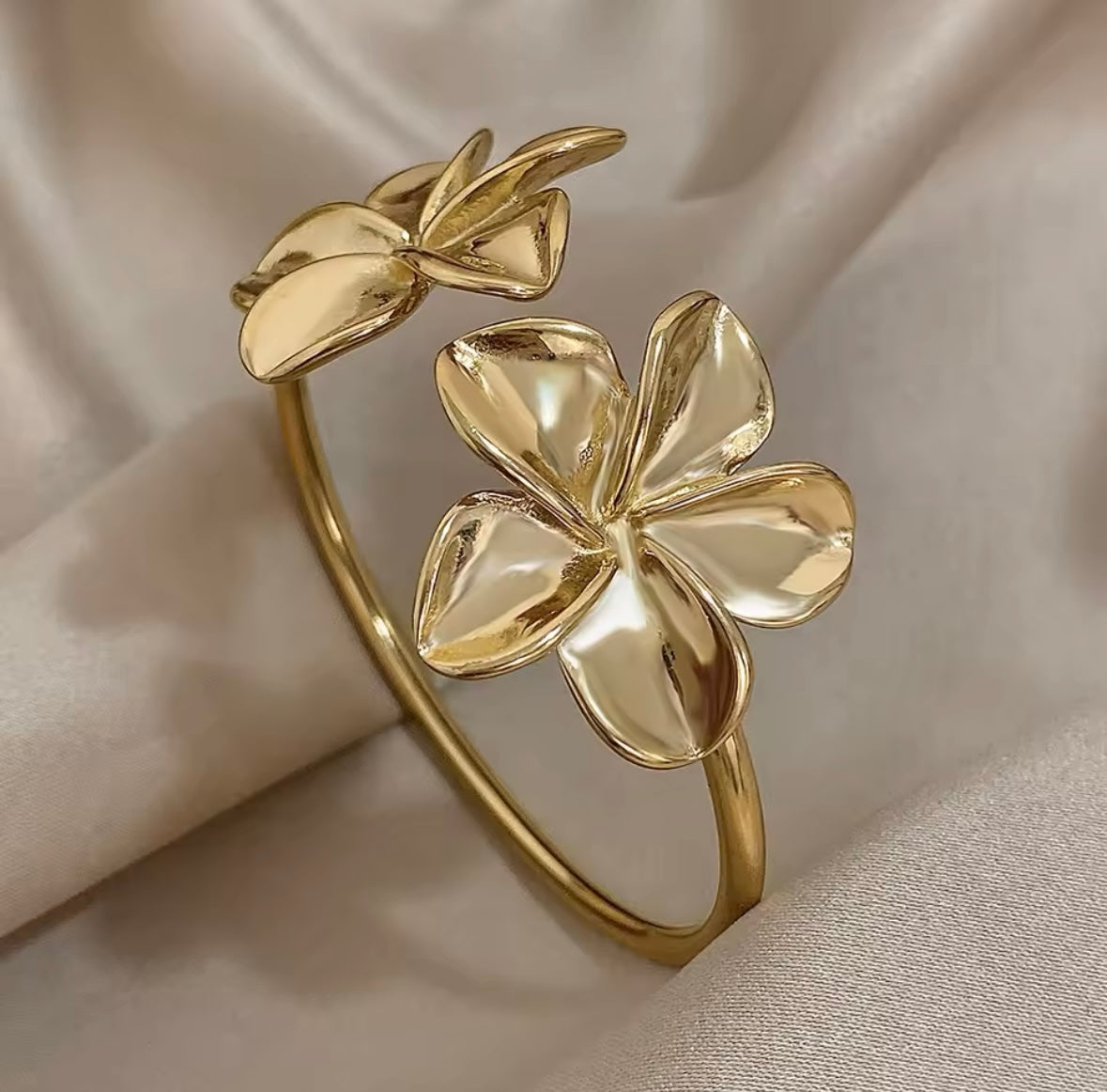 Bracelet Manchette Double Fleur en Acier Inoxydable – Bijou Élégant et Imperméable pour Femme