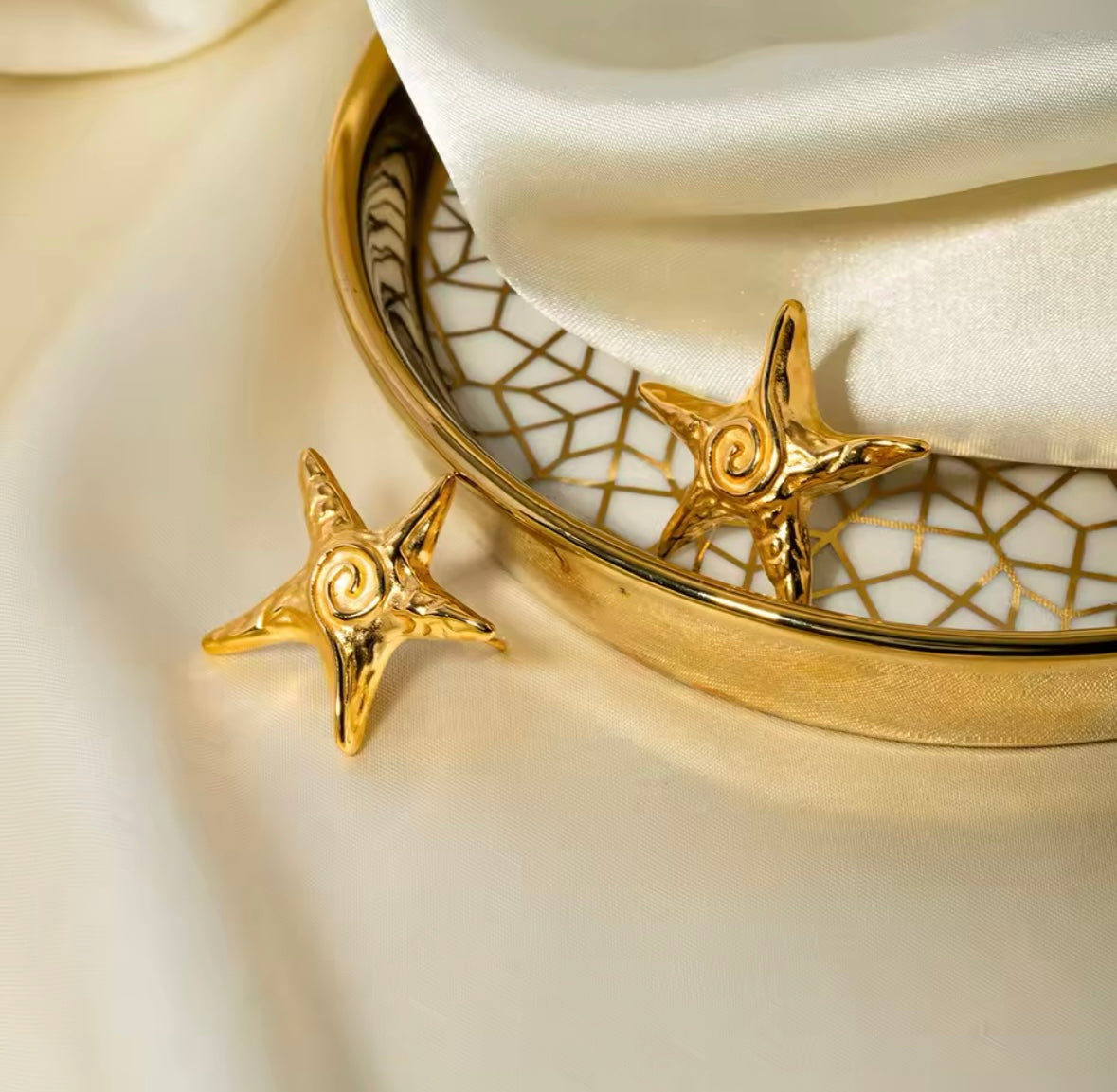 Boucles d’Oreilles Fil d’Étoile – Acier Inoxydable Plaqué Or 18K