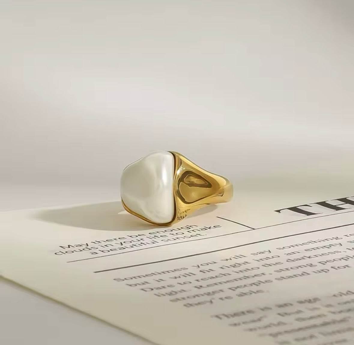 Bague Minimaliste en Perles Plaqué Or 18 Carats – Design Géométrique Irrégulier, Bague Empilable Élégante pour Femmes