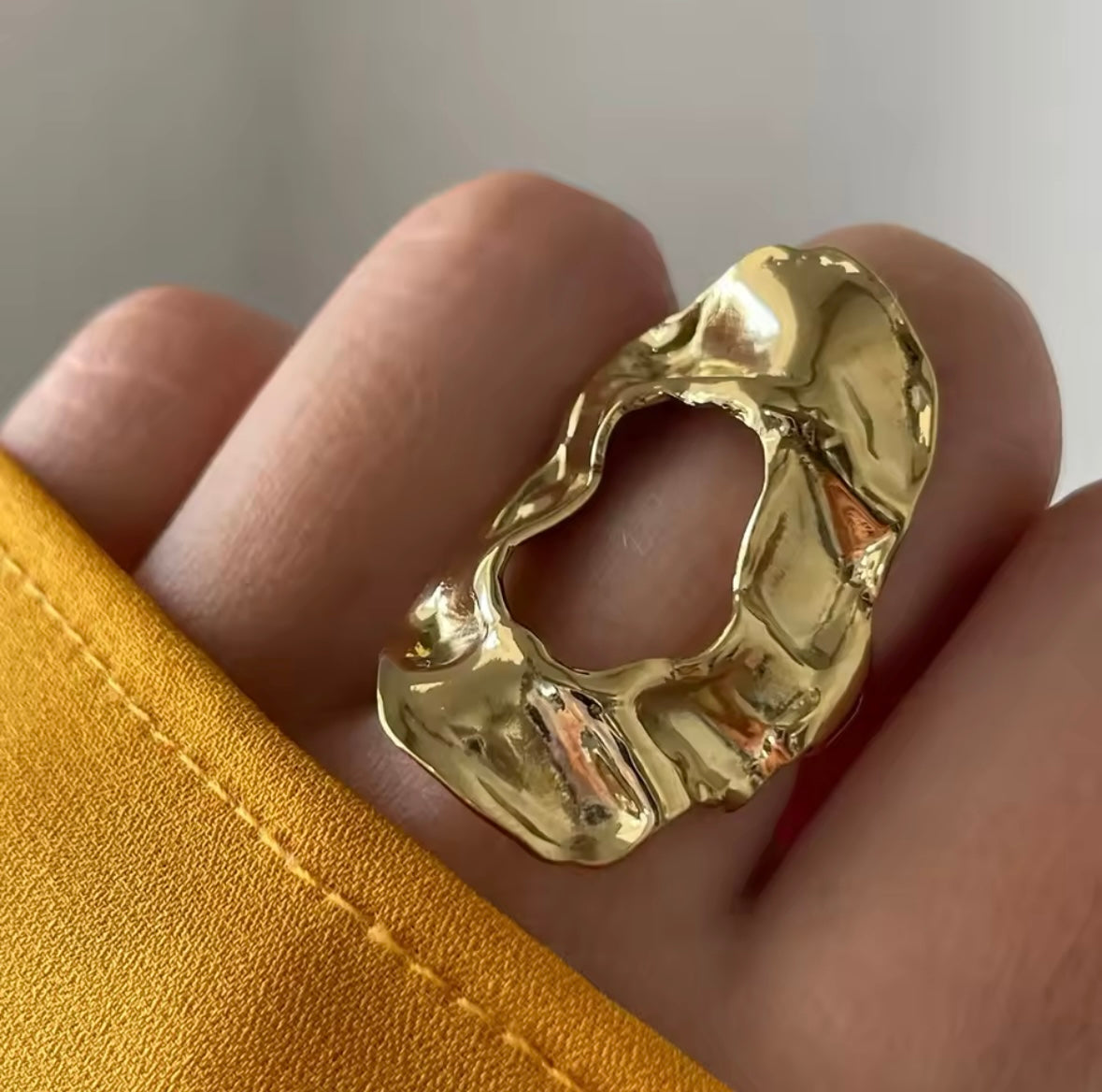 Bague Creuse Martelée Irrégulière – Rétro, Empilable, Plaqué Or 18 Carats – Bijou Chic et Élégant