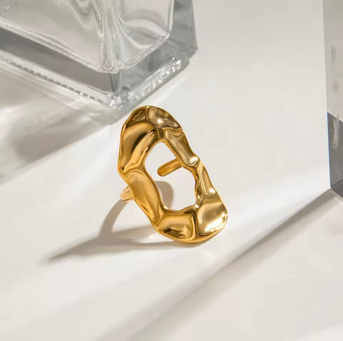 Bague Creuse Martelée Irrégulière – Rétro, Empilable, Plaqué Or 18 Carats – Bijou Chic et Élégant