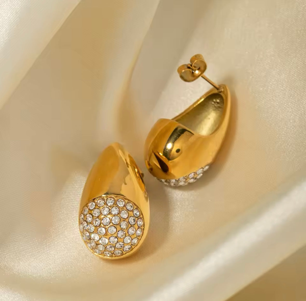 18K Gold Plated Stainless Steel Water Drop Charm – Elegant and Shiny Cubic Jewelry